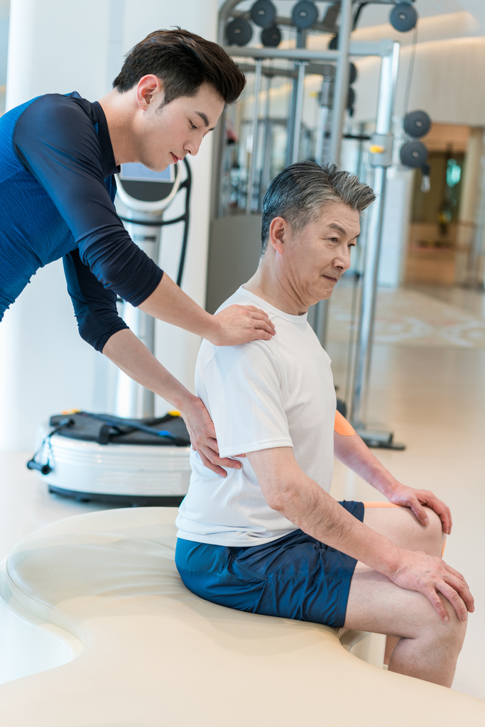 老年男子在私教的指导下健身图片