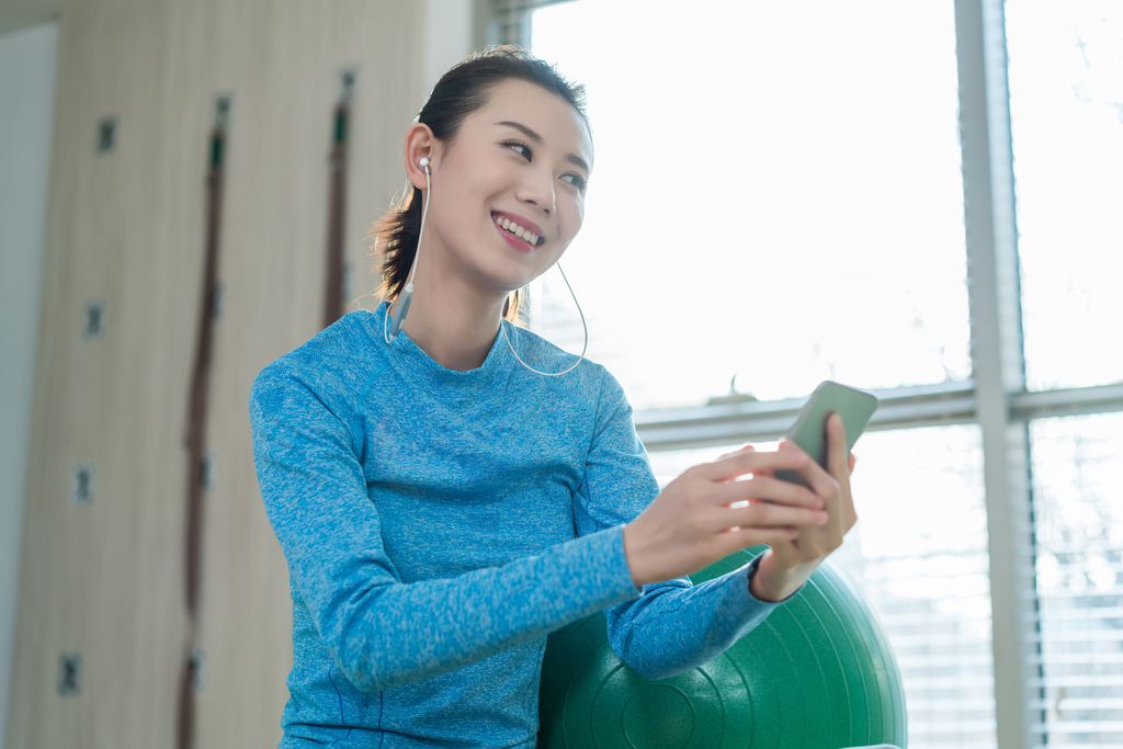 年轻女子室内健身图片