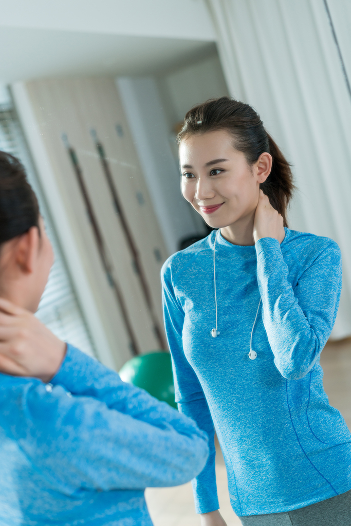 年轻女子室内健身