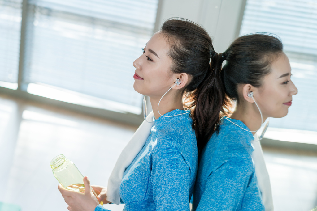 年轻女子室内健身