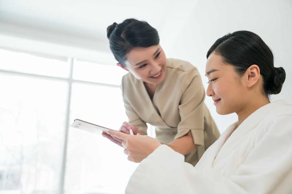 专业技师给年轻女子做美容服务图片