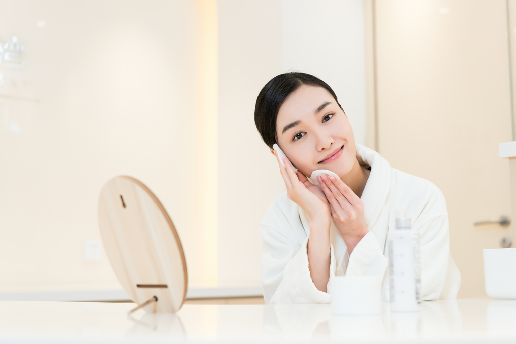 年轻女子护肤