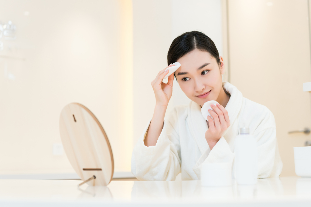 年轻女子护肤图片