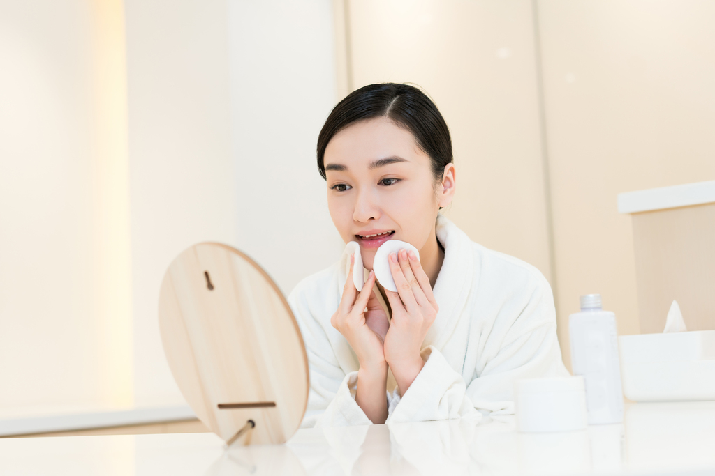 年轻女子护肤图片