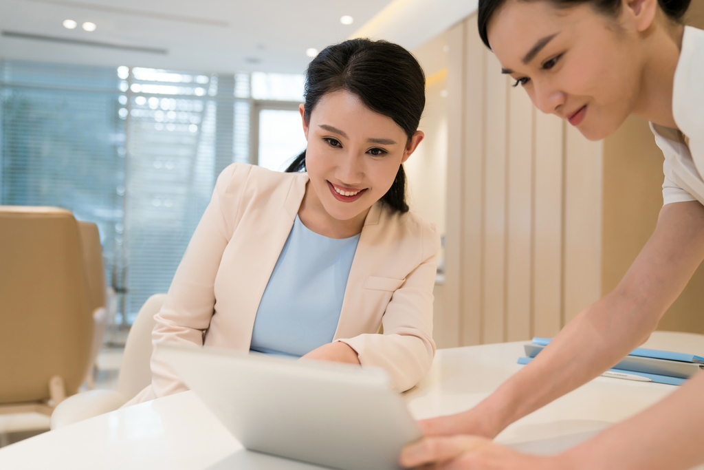 年轻女子接待客户图片