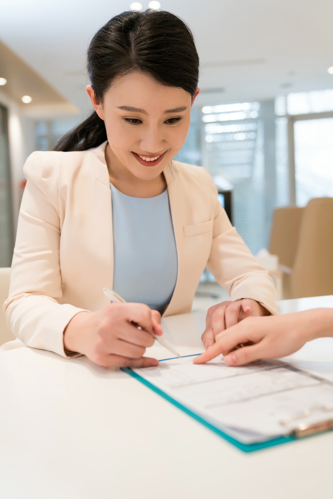 年轻女子接待客户图片