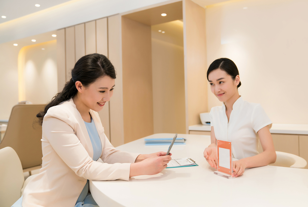 年轻女子接待客户