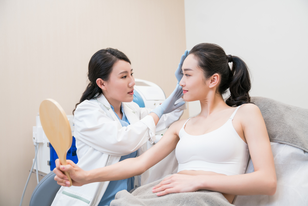 专业医生接待年轻女子图片