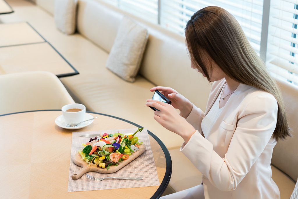 年轻女子下午茶时光图片