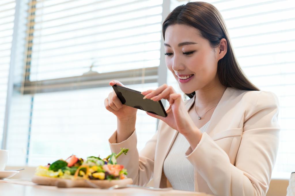 年轻女子下午茶时光图片