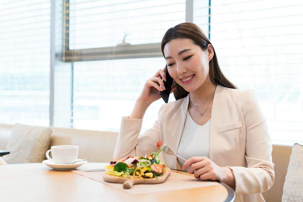 年轻女子下午茶时光图片