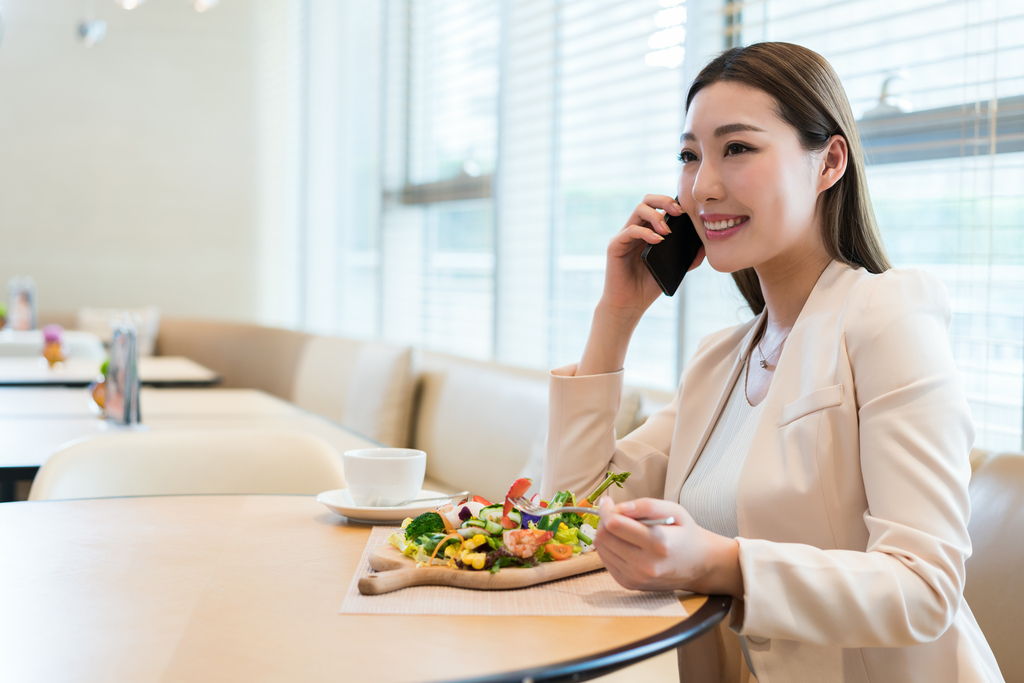 年轻女子下午茶时光图片