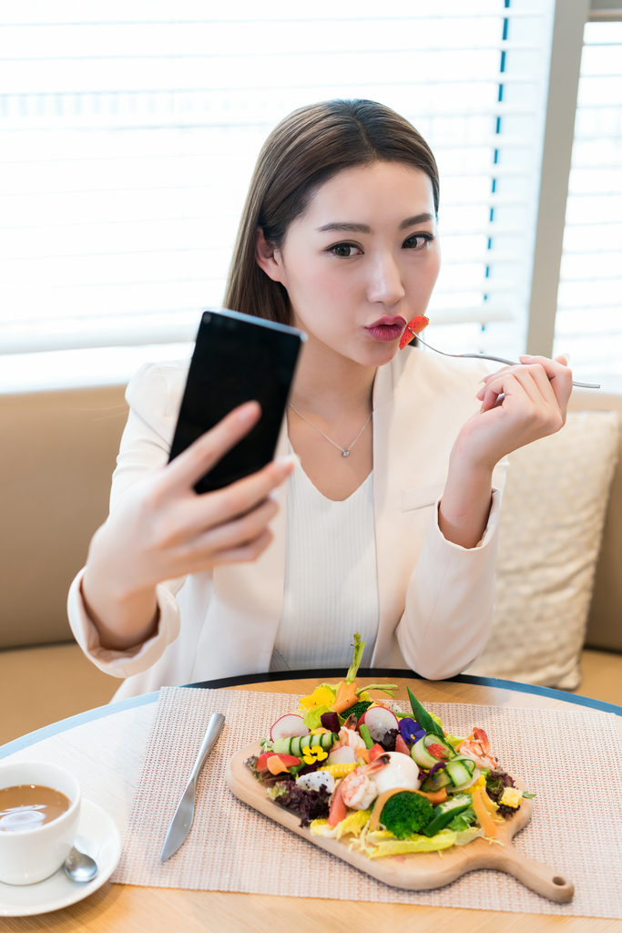 年轻女子下午茶时光图片