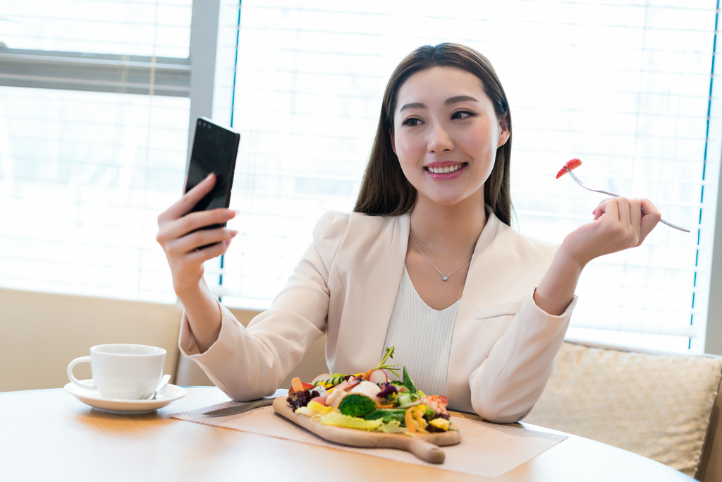 年轻女子下午茶时光图片