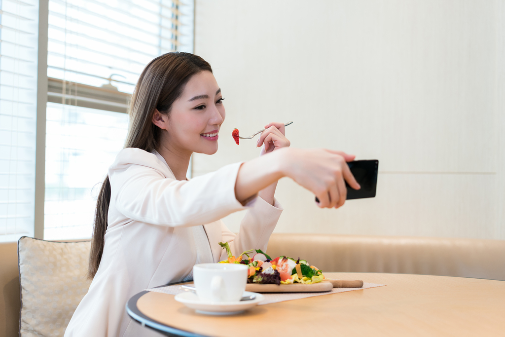 年轻女子下午茶时光图片