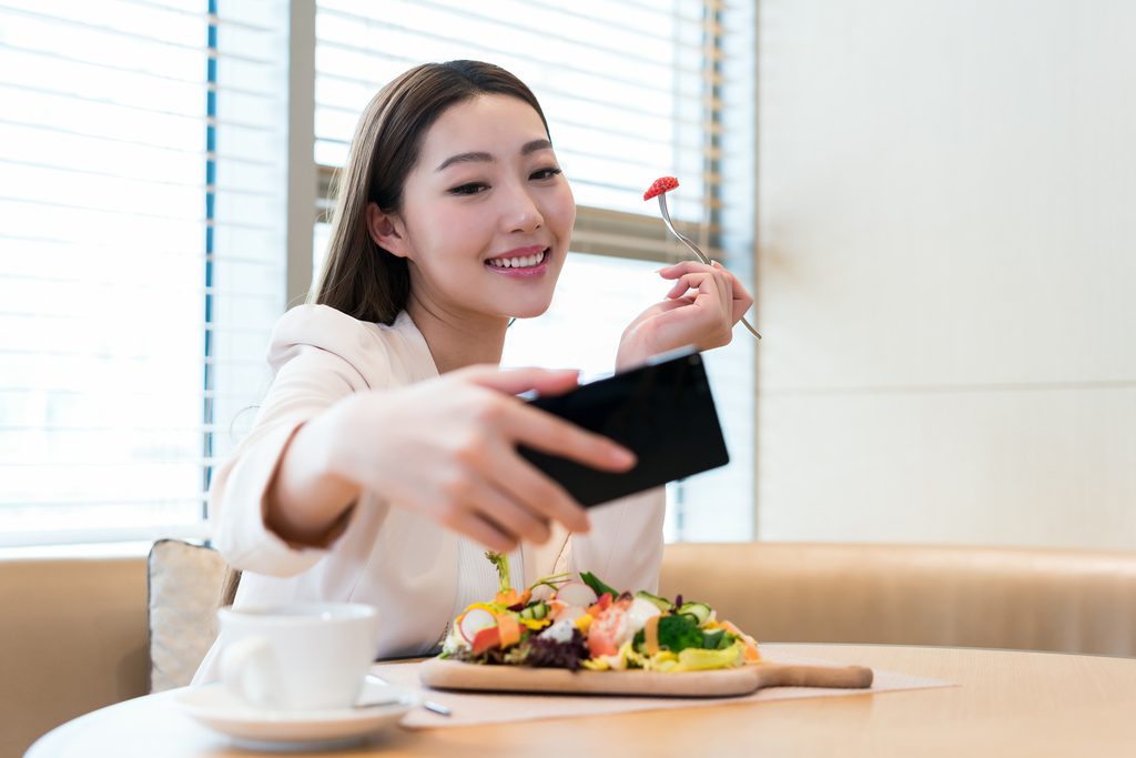 年轻女子下午茶时光图片