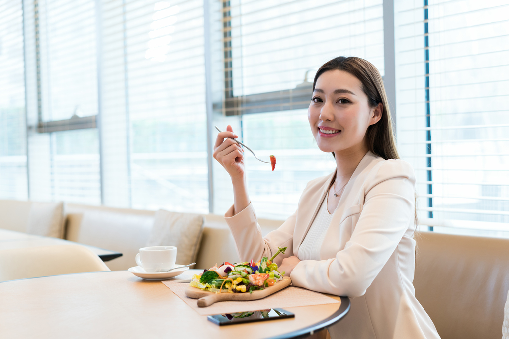 年轻女子下午茶时光