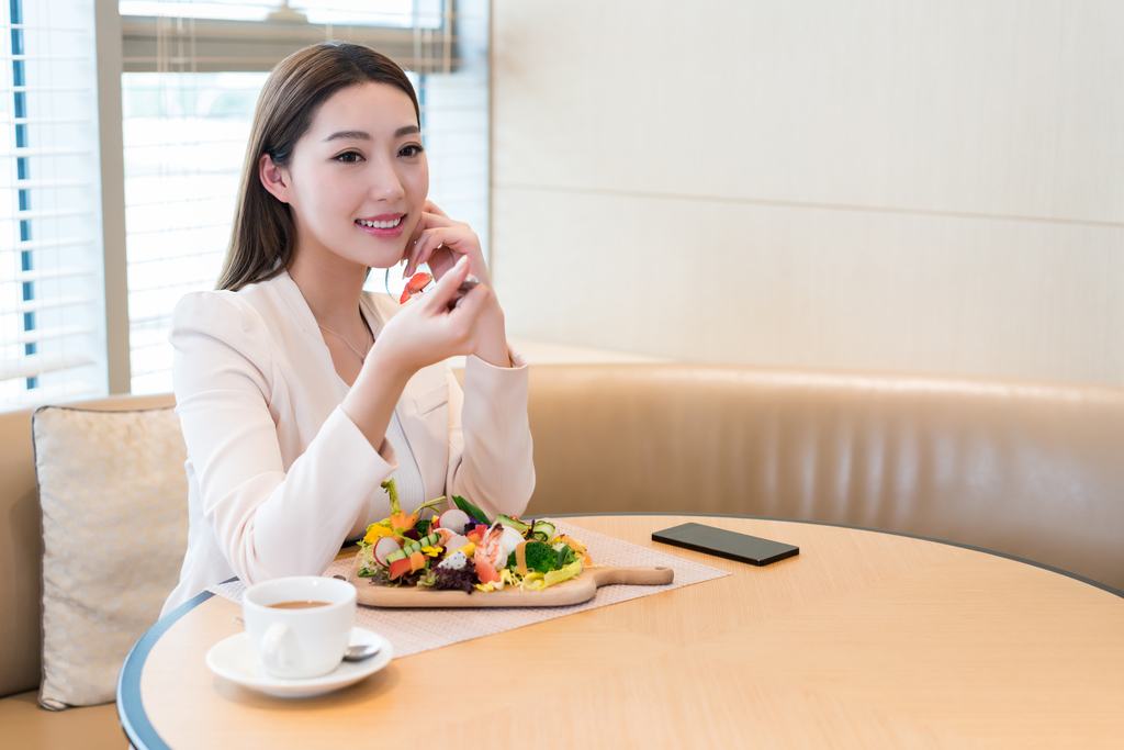 年轻女子下午茶时光图片