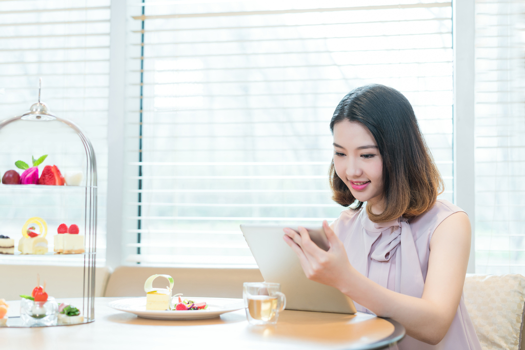 年轻女子下午茶时光图片