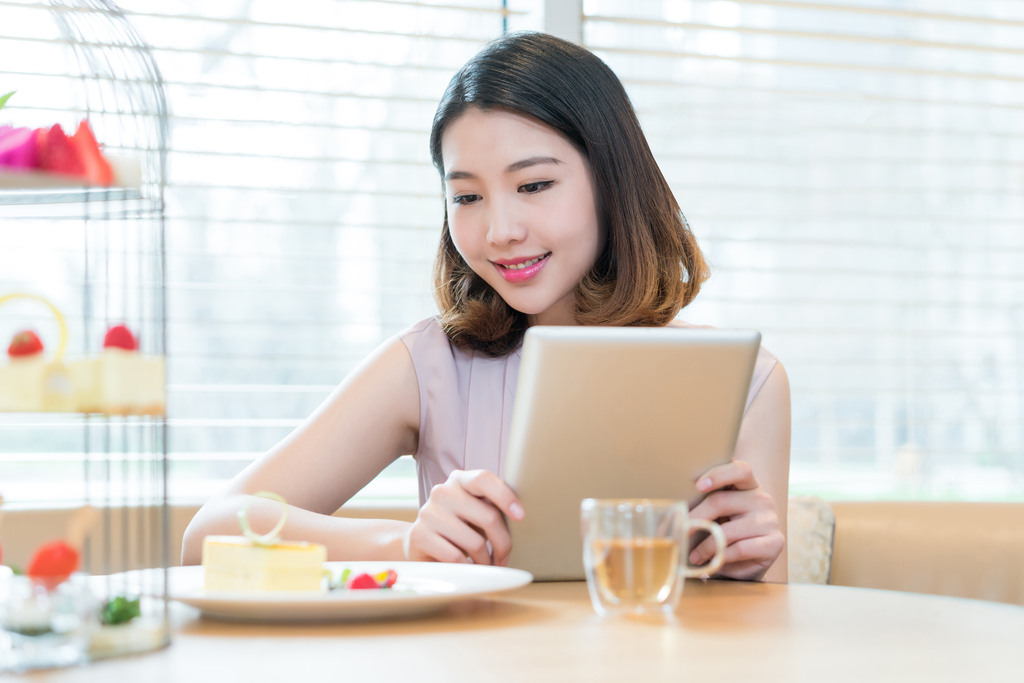 年轻女子下午茶时光图片