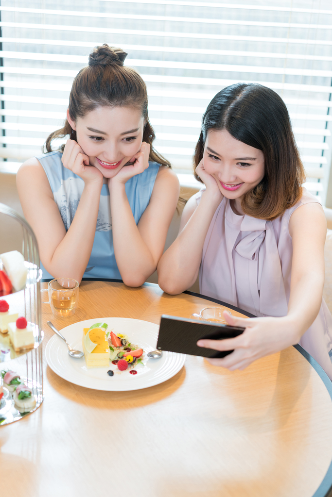 年轻女子下午茶时光图片