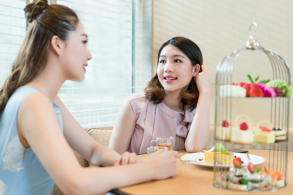 年轻女子下午茶时光图片