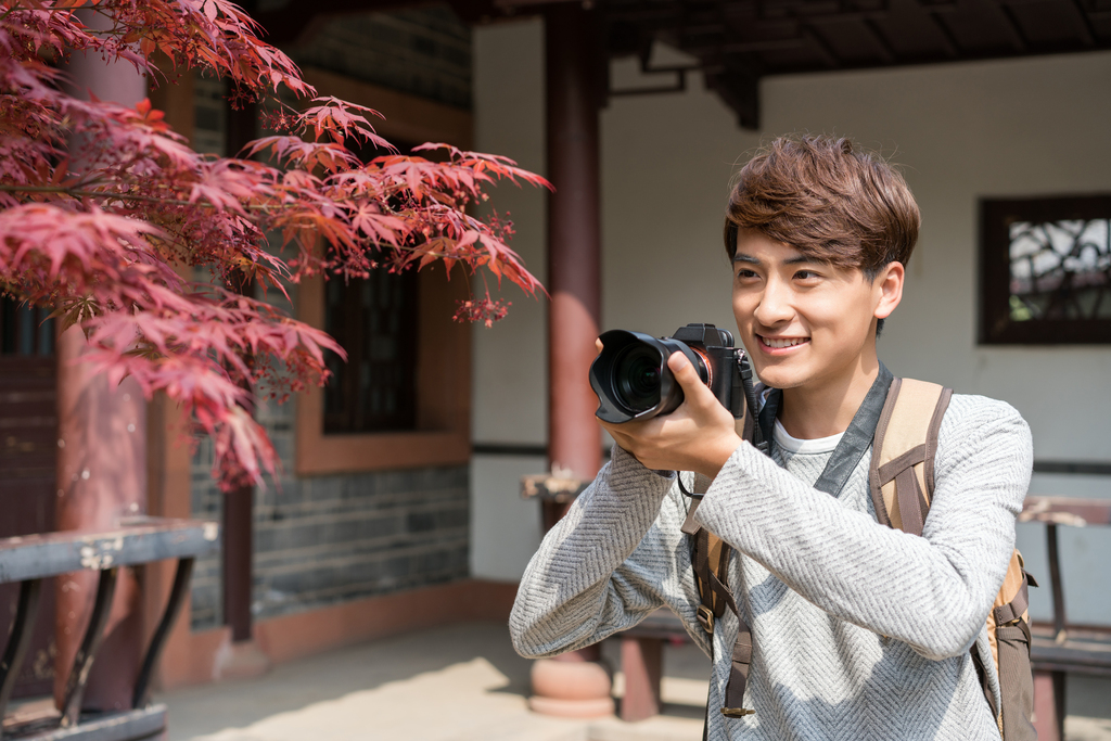 年轻男子旅游拍照