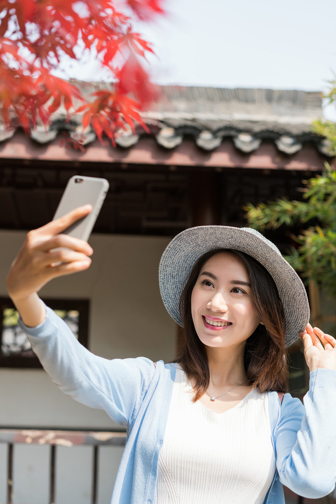 年轻女子旅游拍照