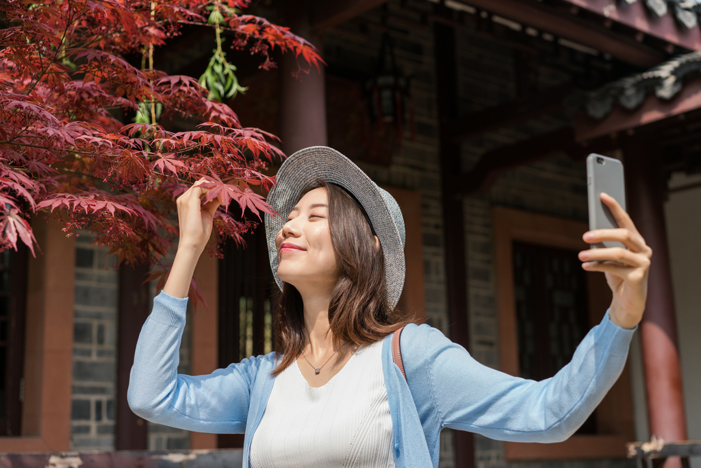 年轻女子旅游拍照