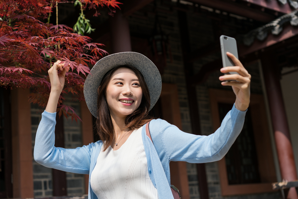 年轻女子旅游拍照