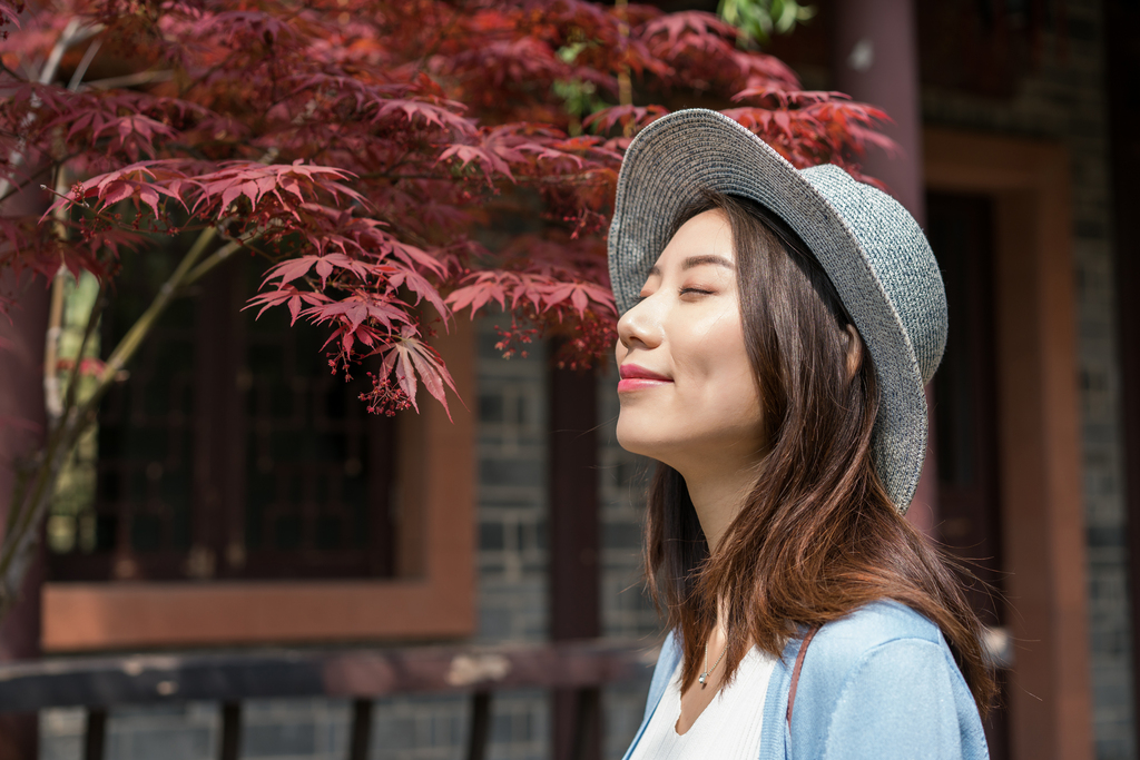 年轻女子旅游