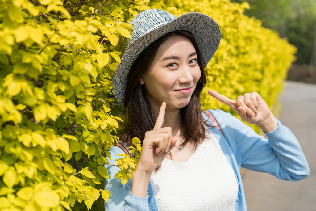 年轻女子旅游图片