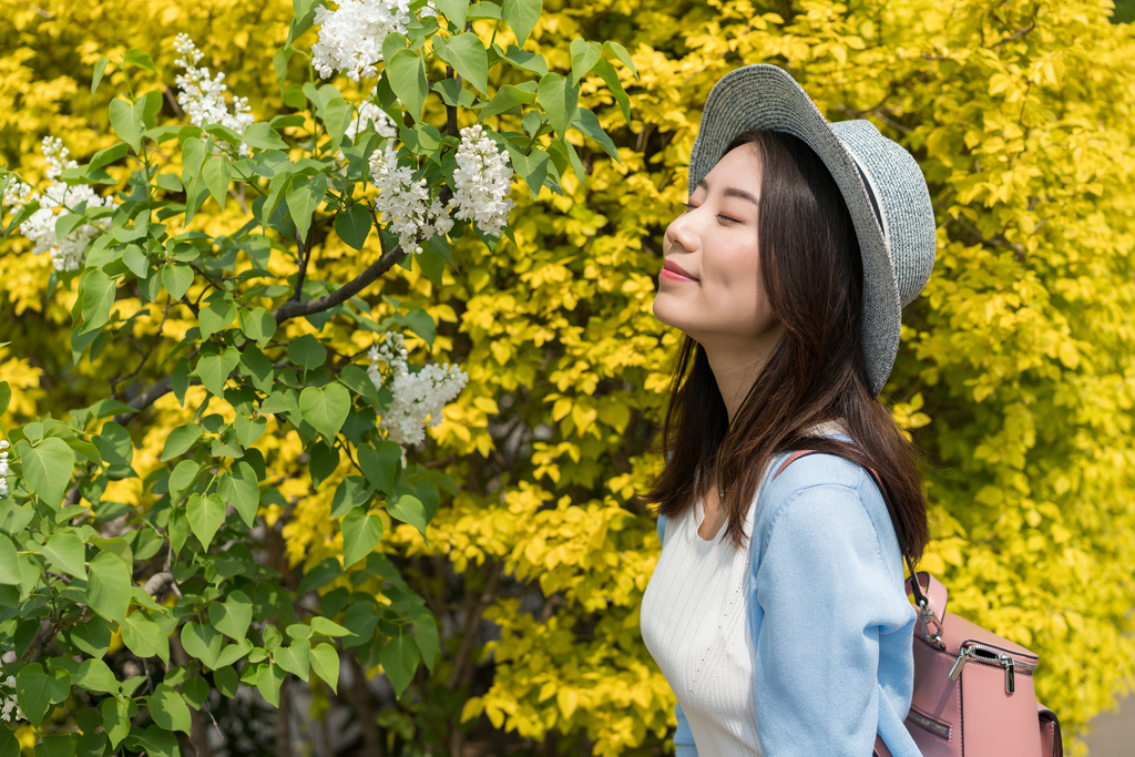 年轻女子旅游图片