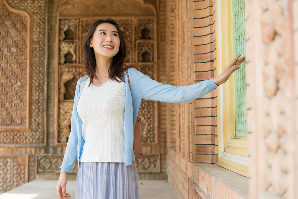 年轻女子旅游图片