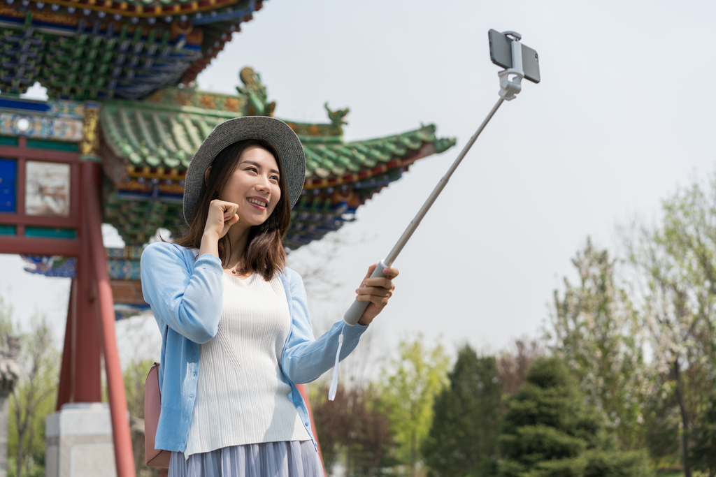 年轻女子旅游图片