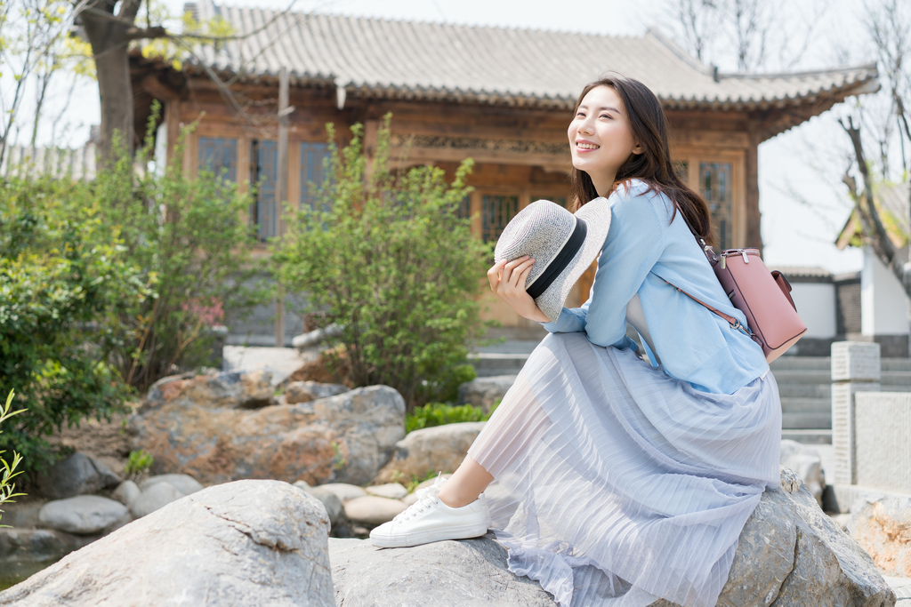 年轻女子旅游图片