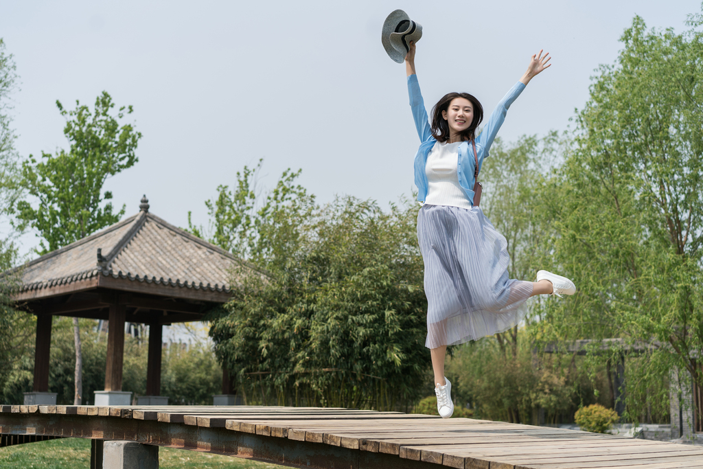 年轻女子旅游图片