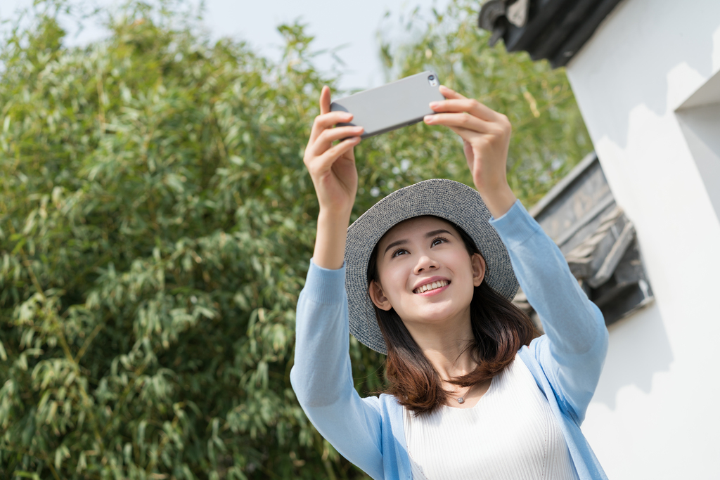 年轻女子旅游