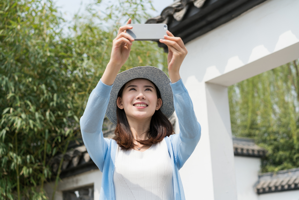 年轻女子旅游