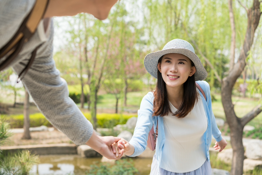 年轻情侣旅游图片