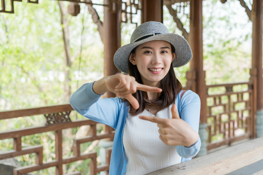 年轻女子旅游