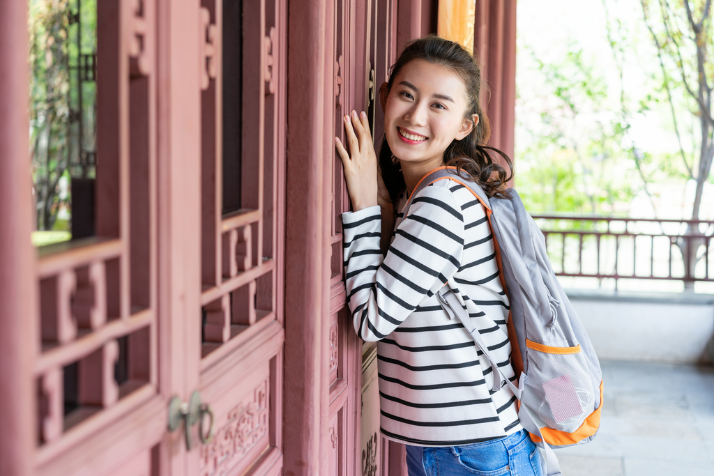 年轻女子旅游图片