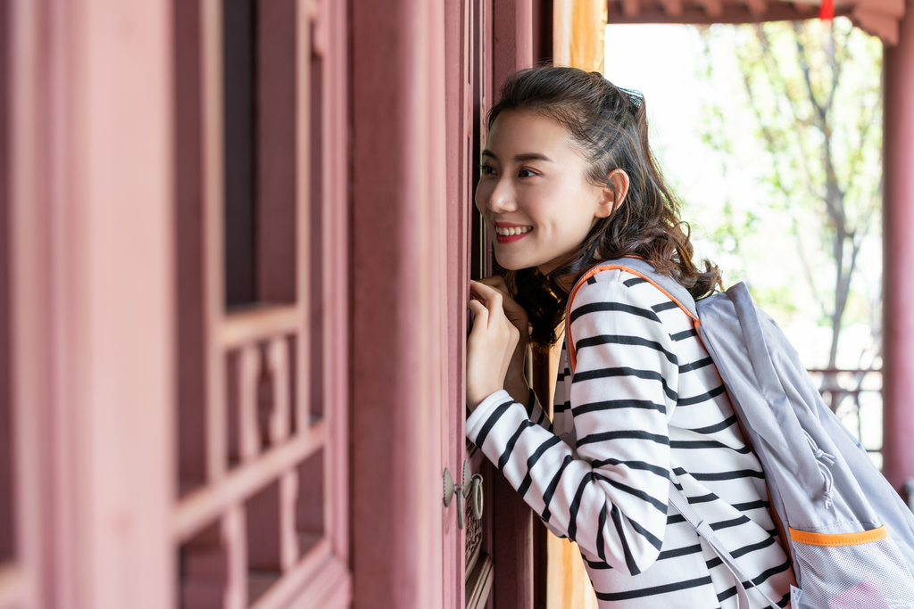 年轻女子旅游图片