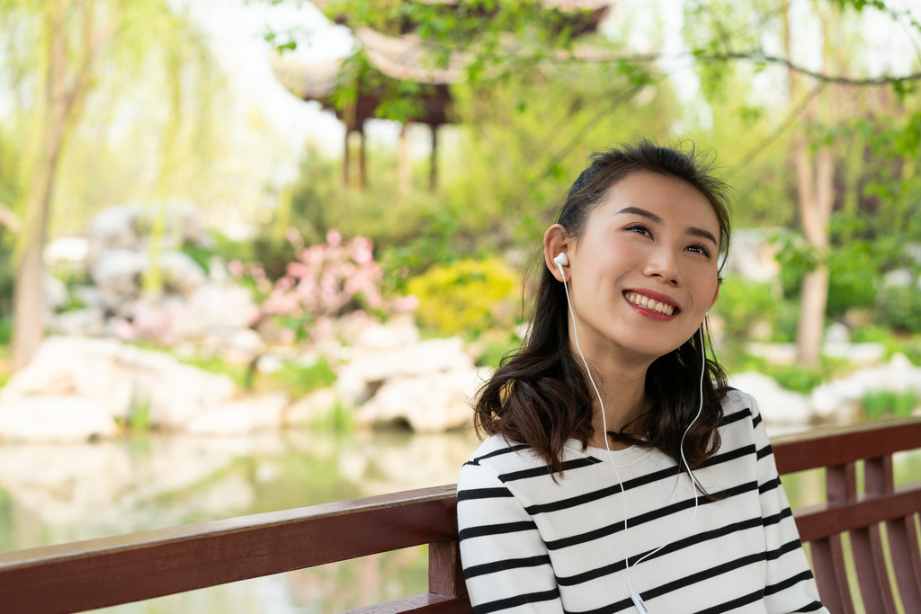 年轻女子旅游图片