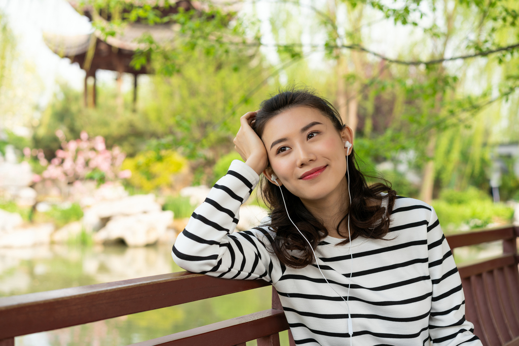 年轻女子旅游