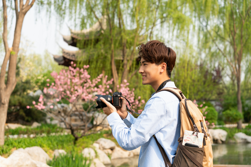 年轻男子旅游