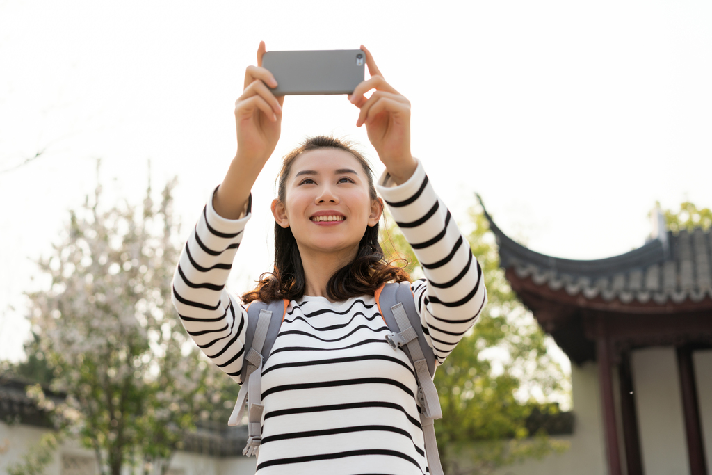 年轻女子旅游