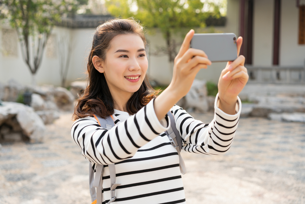 年轻女子旅游图片