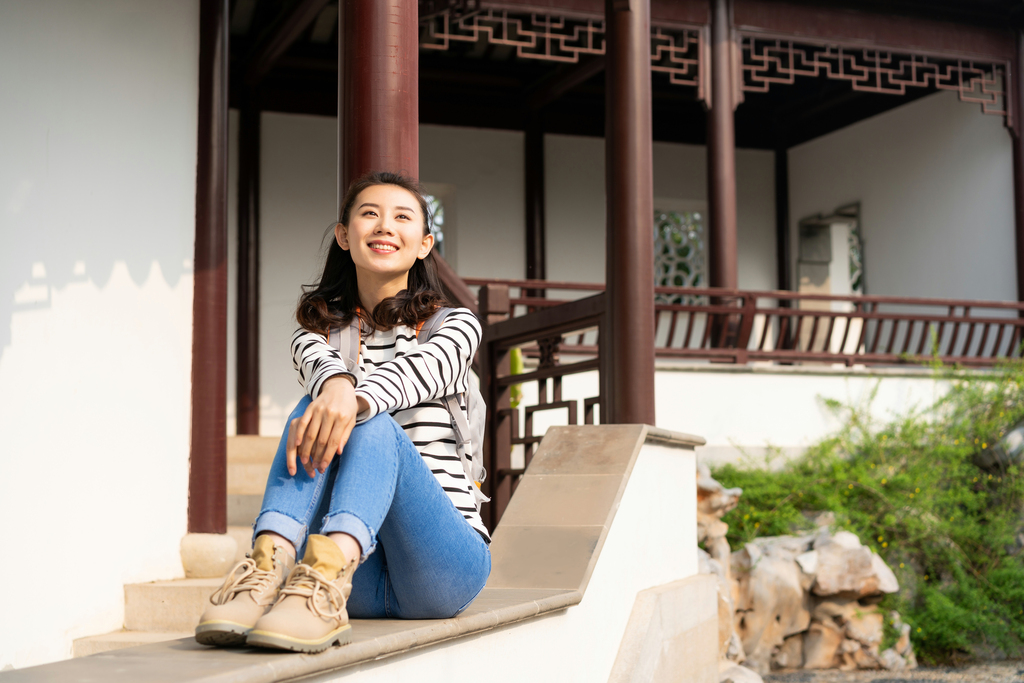 年轻女子旅游图片