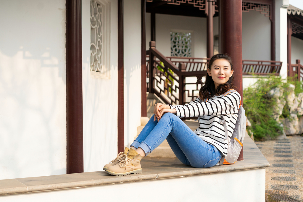 年轻女子旅游图片